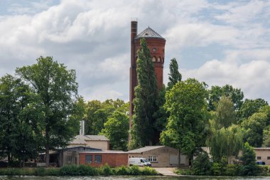 Yaz mevsiminde gölleri olan Potsdam şehri.
