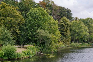 Yaz mevsiminde gölleri olan Potsdam şehri.