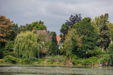 Yaz mevsiminde gölleri olan Potsdam şehri.