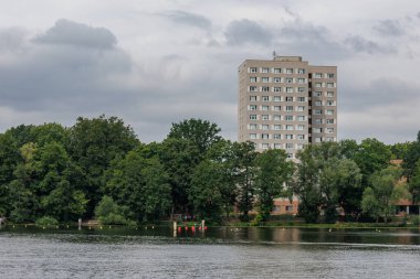 Yaz mevsiminde gölleri olan Potsdam şehri.