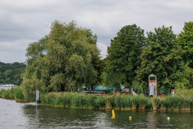 Yaz mevsiminde gölleri olan Potsdam şehri.