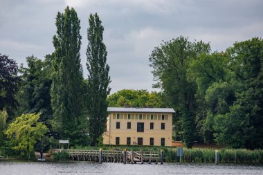 Yaz mevsiminde gölleri olan Potsdam şehri.