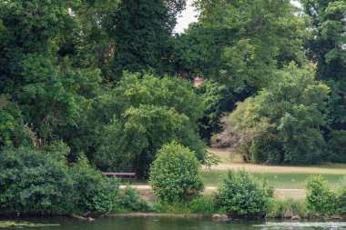 Yaz mevsiminde gölleri olan Potsdam şehri.