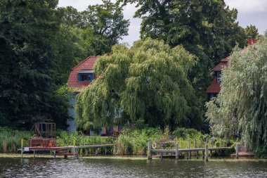 Yaz mevsiminde gölleri olan Potsdam şehri.