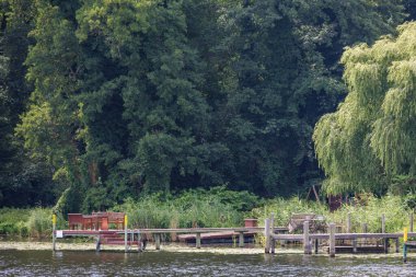 Yaz mevsiminde gölleri olan Potsdam şehri.