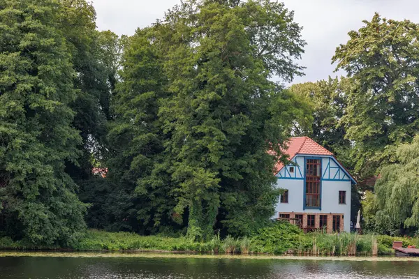 Yaz mevsiminde gölleri olan Potsdam şehri.