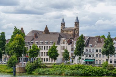 Maastricht şehri Hollanda 'daki Maas Nehri' nde.