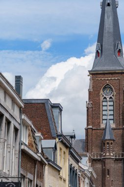 Maastricht şehri Hollanda 'daki Maas Nehri' nde.