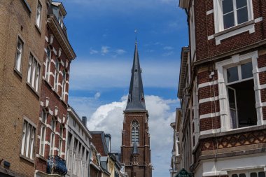 Maastricht şehri Hollanda 'daki Maas Nehri' nde.