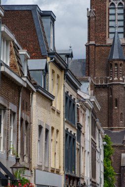 Maastricht şehri Hollanda 'daki Maas Nehri' nde.