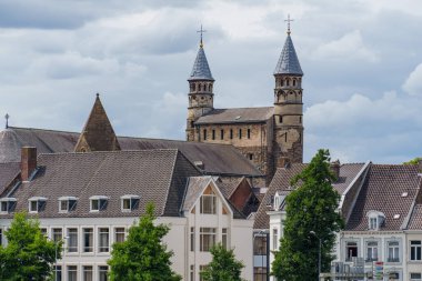Maastricht şehri Hollanda 'daki Maas Nehri' nde.