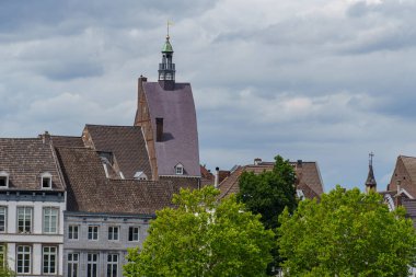 Maastricht şehri Hollanda 'daki Maas Nehri' nde.