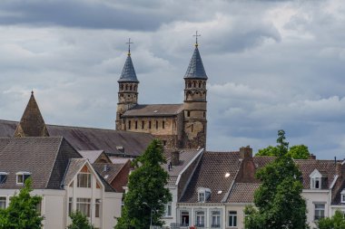 Maastricht şehri Hollanda 'daki Maas Nehri' nde.