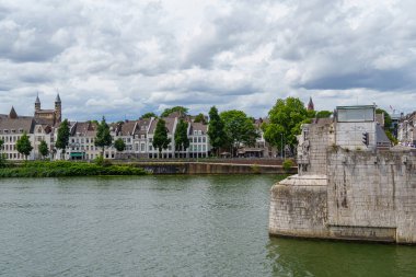 Maastricht şehri Hollanda 'daki Maas Nehri' nde.