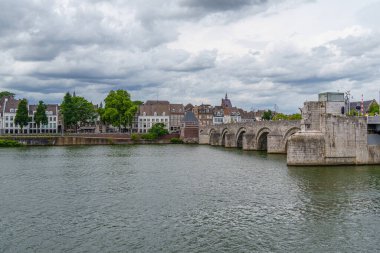 Maastricht şehri Hollanda 'daki Maas Nehri' nde.