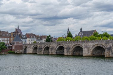 Maastricht şehri Hollanda 'daki Maas Nehri' nde.