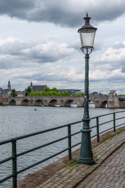 Maastricht şehri Hollanda 'daki Maas Nehri' nde.