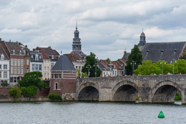 Maastricht şehri Hollanda 'daki Maas Nehri' nde.