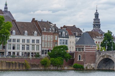 Maastricht şehri Hollanda 'daki Maas Nehri' nde.