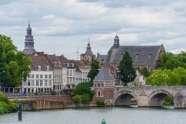 Maastricht şehri Hollanda 'daki Maas Nehri' nde.