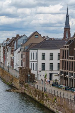 Maastricht şehri Hollanda 'daki Maas Nehri' nde.