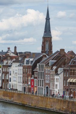 Maastricht şehri Hollanda 'daki Maas Nehri' nde.