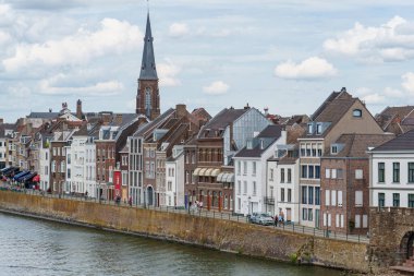Maastricht şehri Hollanda 'daki Maas Nehri' nde.