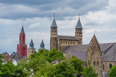 Maastricht şehri Hollanda 'daki Maas Nehri' nde.