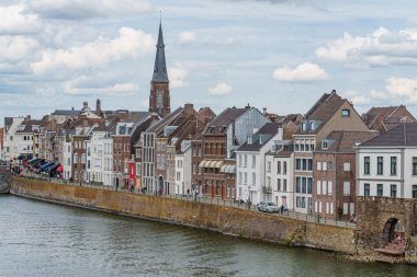 Maastricht şehri Hollanda 'daki Maas Nehri' nde.