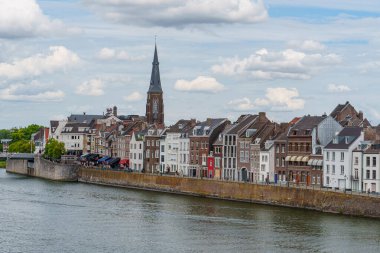 Maastricht şehri Hollanda 'daki Maas Nehri' nde.