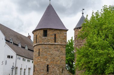 Maastricht şehri Hollanda 'daki Maas Nehri' nde.