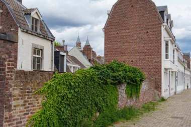 Maastricht şehri Hollanda 'daki Maas Nehri' nde.