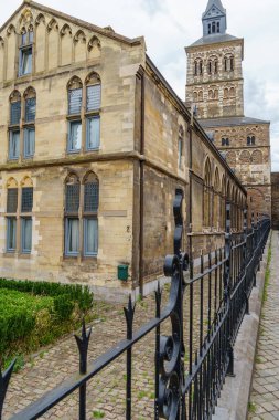 Maastricht şehri Hollanda 'daki Maas Nehri' nde.