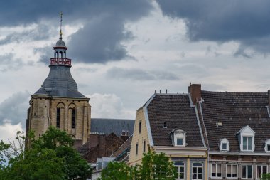 Maastricht şehri Hollanda 'daki Maas Nehri' nde.