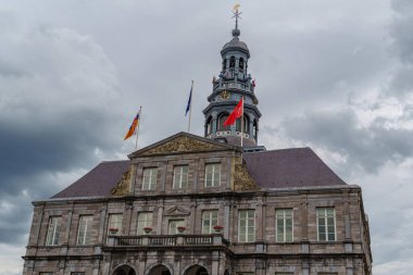 Maastricht şehri Hollanda 'daki Maas Nehri' nde.