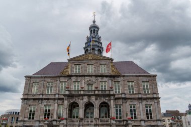 Maastricht şehri Hollanda 'daki Maas Nehri' nde.