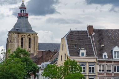 Maastricht şehri Hollanda 'daki Maas Nehri' nde.