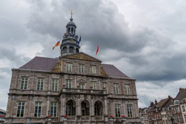Maastricht şehri Hollanda 'daki Maas Nehri' nde.