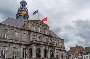 Maastricht şehri Hollanda 'daki Maas Nehri' nde.