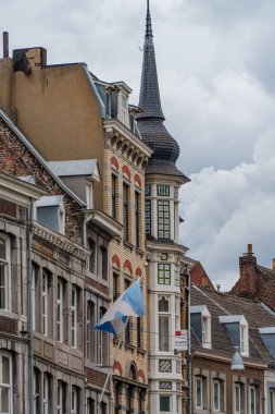 Maastricht şehri Hollanda 'daki Maas Nehri' nde.