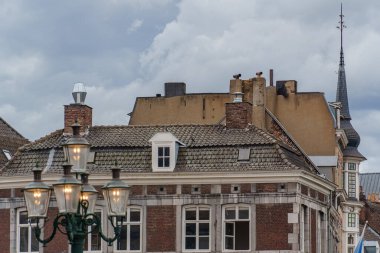 Maastricht şehri Hollanda 'daki Maas Nehri' nde.