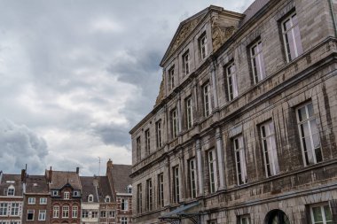 Maastricht şehri Hollanda 'daki Maas Nehri' nde.