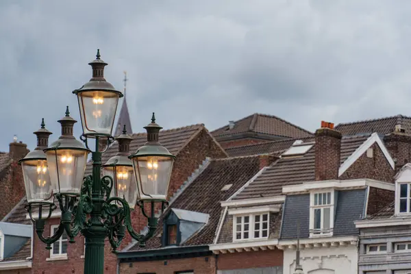 Maastricht şehri Hollanda 'daki Maas Nehri' nde.