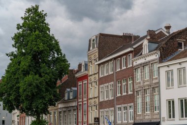 Maastricht şehri Hollanda 'daki Maas Nehri' nde.