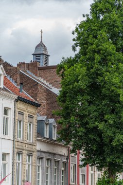 Maastricht şehri Hollanda 'daki Maas Nehri' nde.