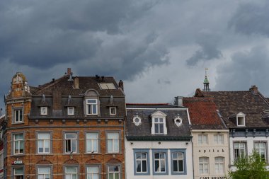 Maastricht şehri Hollanda 'daki Maas Nehri' nde.