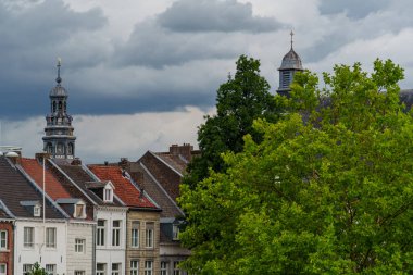 Maastricht şehri Hollanda 'daki Maas Nehri' nde.