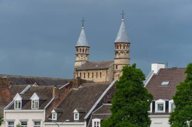 Maastricht şehri Hollanda 'daki Maas Nehri' nde.