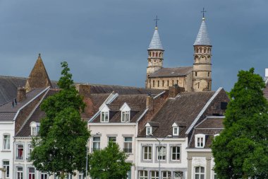 Maastricht şehri Hollanda 'daki Maas Nehri' nde.
