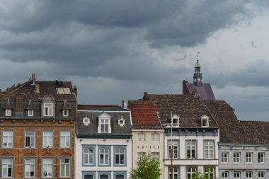 Maastricht şehri Hollanda 'daki Maas Nehri' nde.